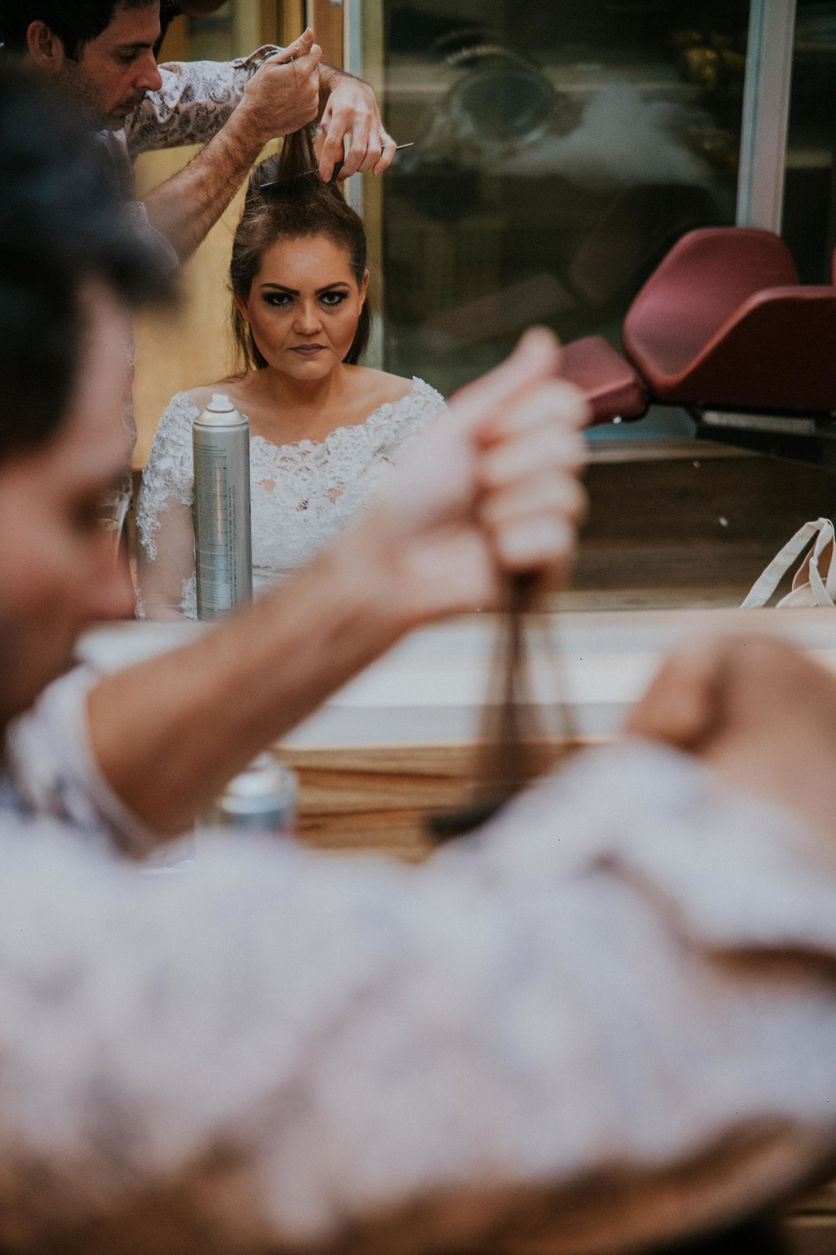 Noiva arrumando o cabelo para o casamento no seu dia da noiva Gracciano Hair Design
