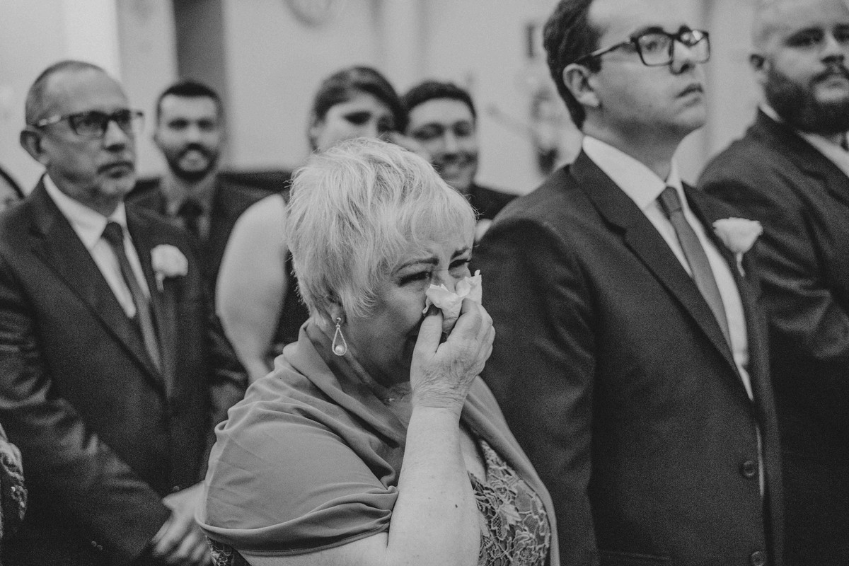 mãe da noiva emocionada ao ver a filha casando