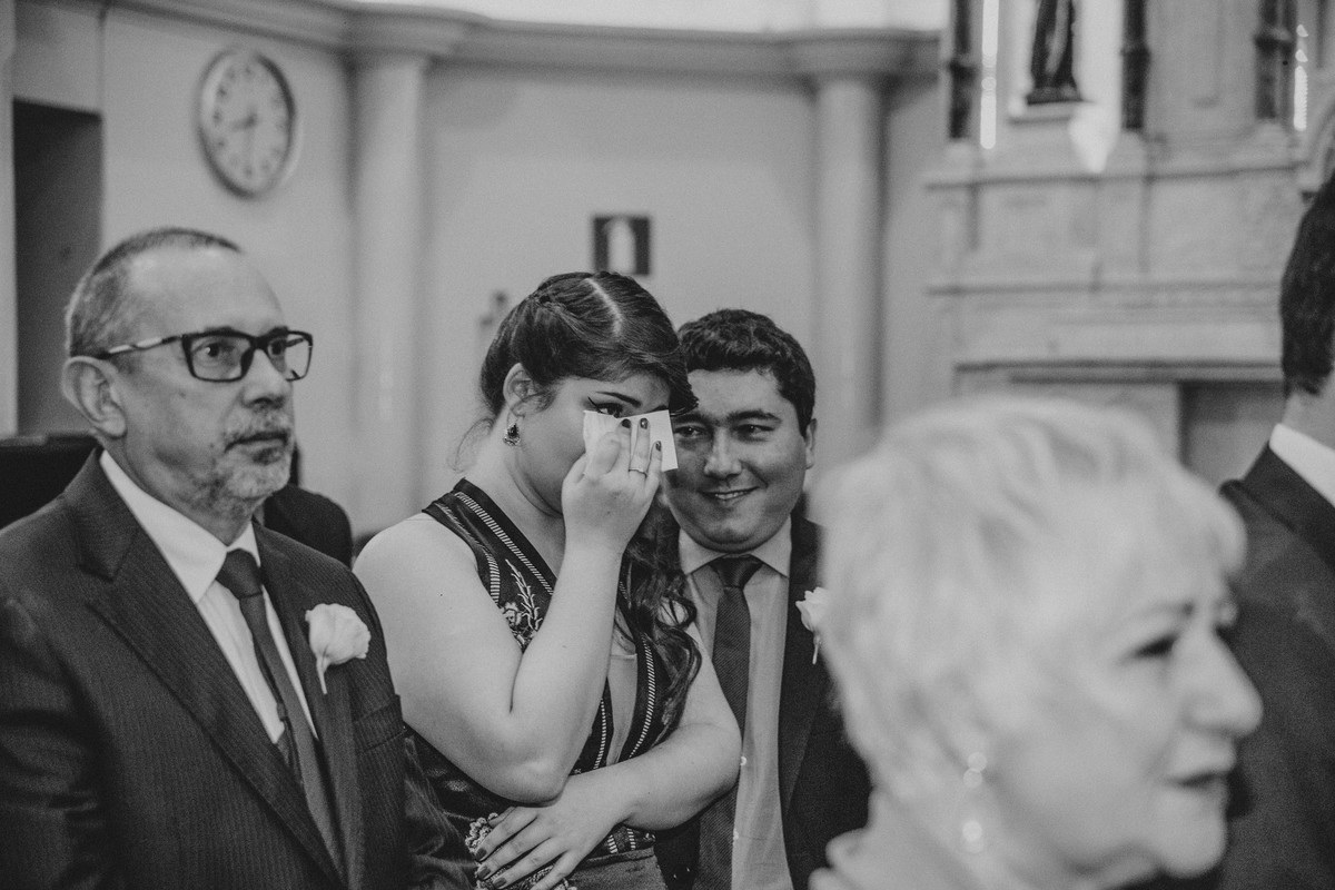 irmã da noiva emocionada durante a cerimonia de casamento em bh