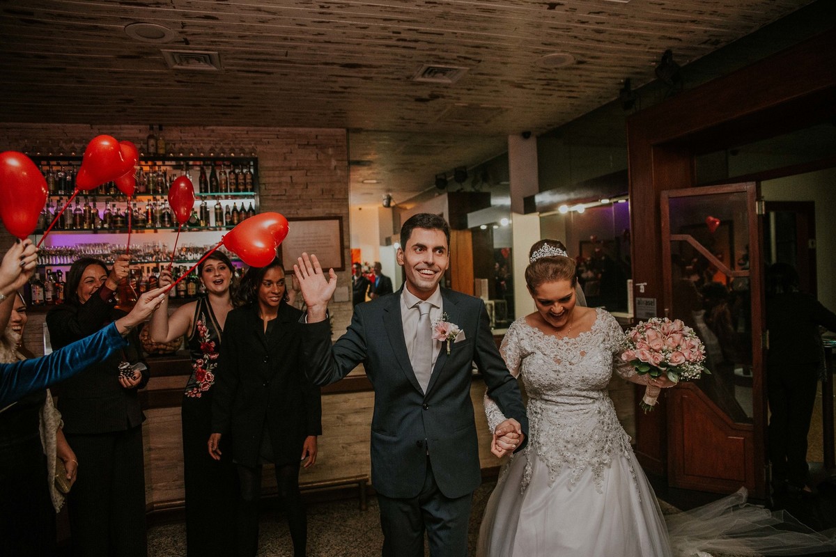 noivos entrando na recepção aplaudidos pelos convidados