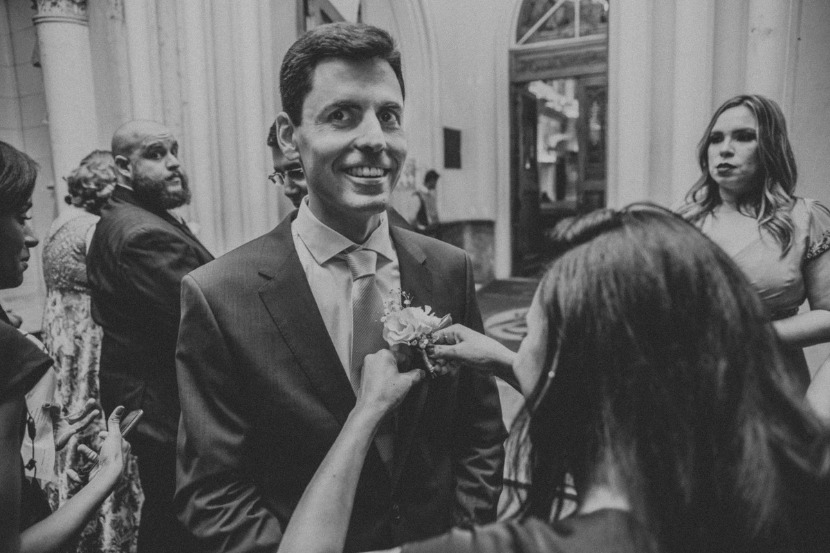 cerimonial colocando a lapela do noivo na porta da igreja da boa viagem