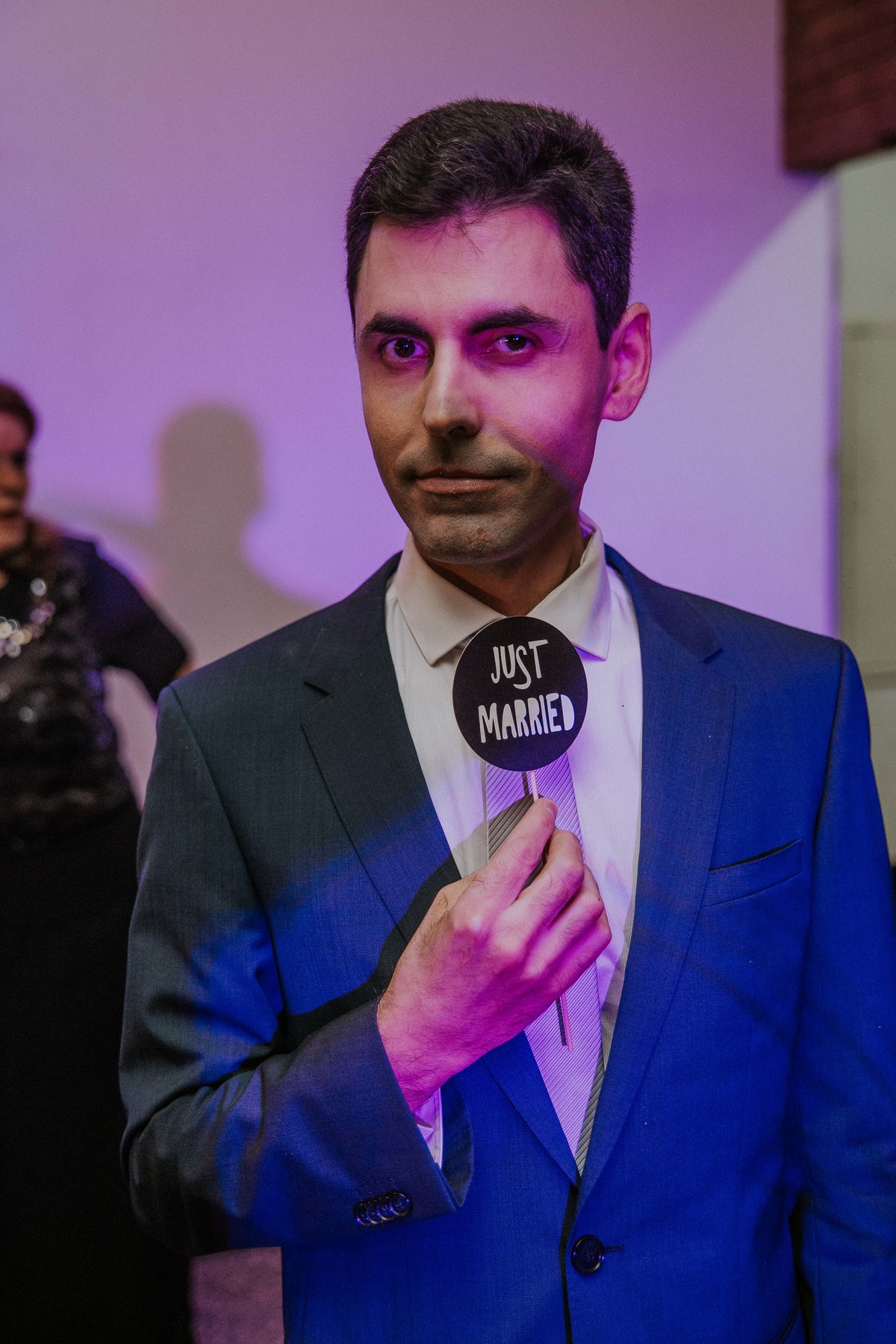 retrato do noivo de recem casado just married