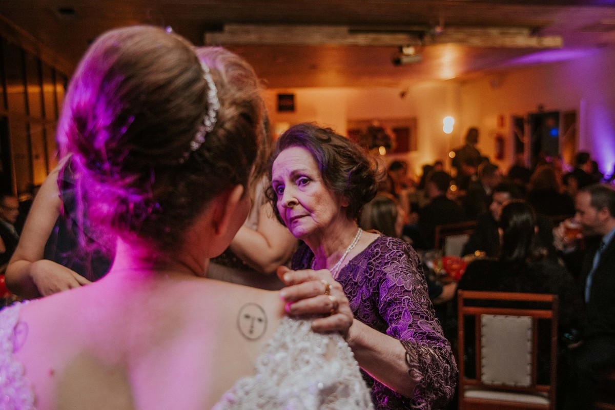 Mãe do noivo cumprimentando a noiva no seu casamento