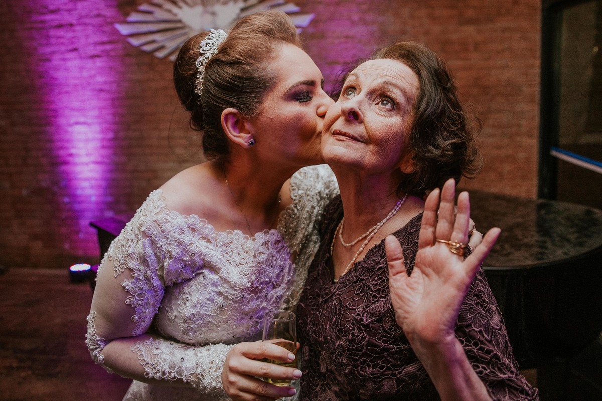 Noiva dando um beijo no rosto da sogra na recepção de casamento no Minas Tenis Clube