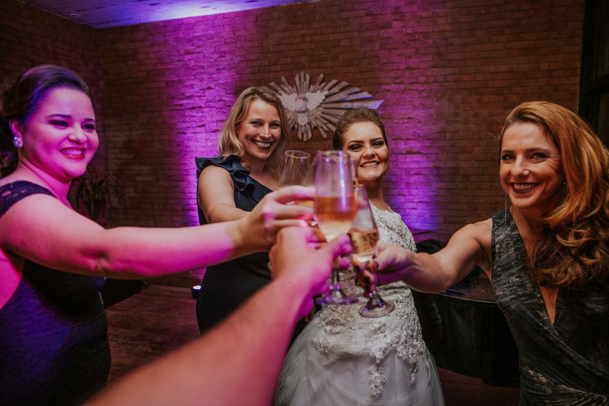 fotografo brindando junto com