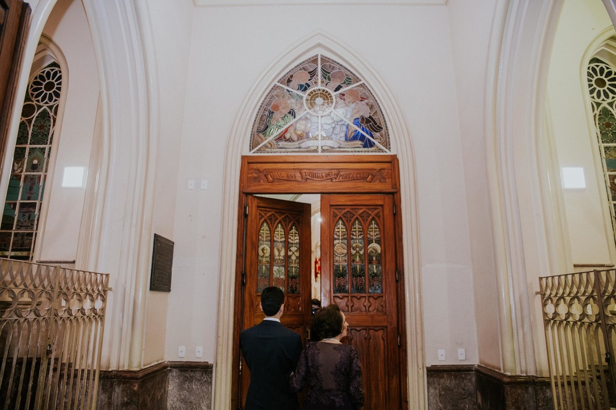 noivo e mãe na porta da igreja da boa viagem em belo horizonte esperando para entrar na cerimonia