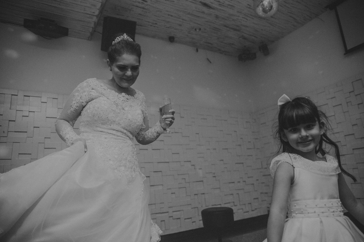 noiva dançando junto com a dama de honra