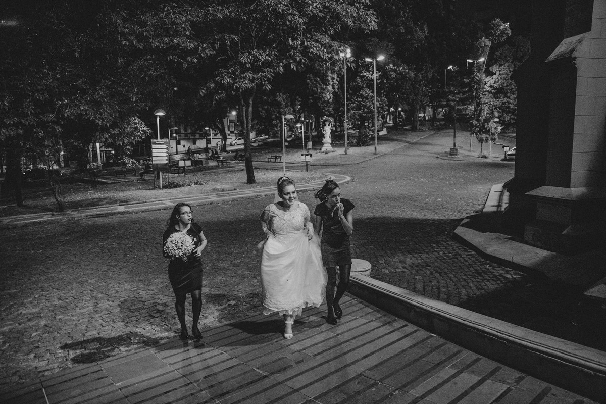noiva atrasada correndo nas escadas da igreja da boa viagem para casar