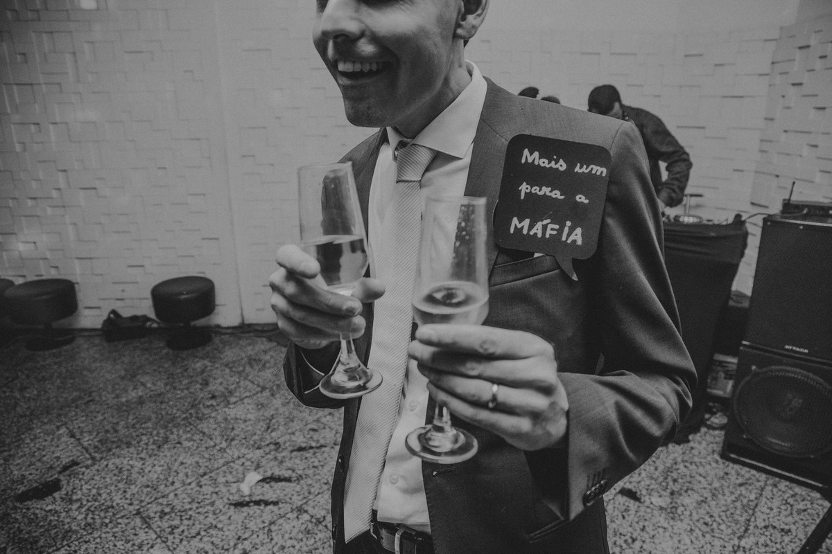 fotos criativas do noivo durante a recepção no minas tenis club em belo horizonte