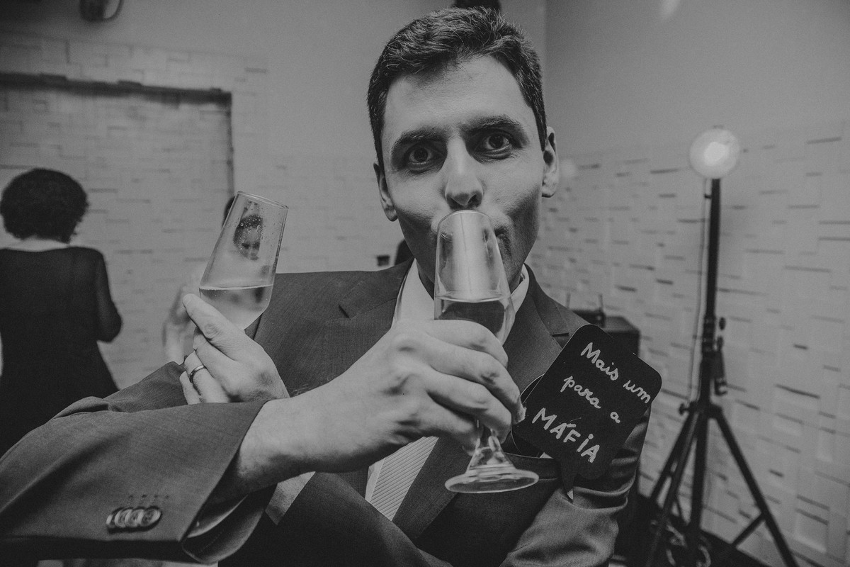 fotos criativas do noivo durante a recepção no minas tenis club em belo horizonte