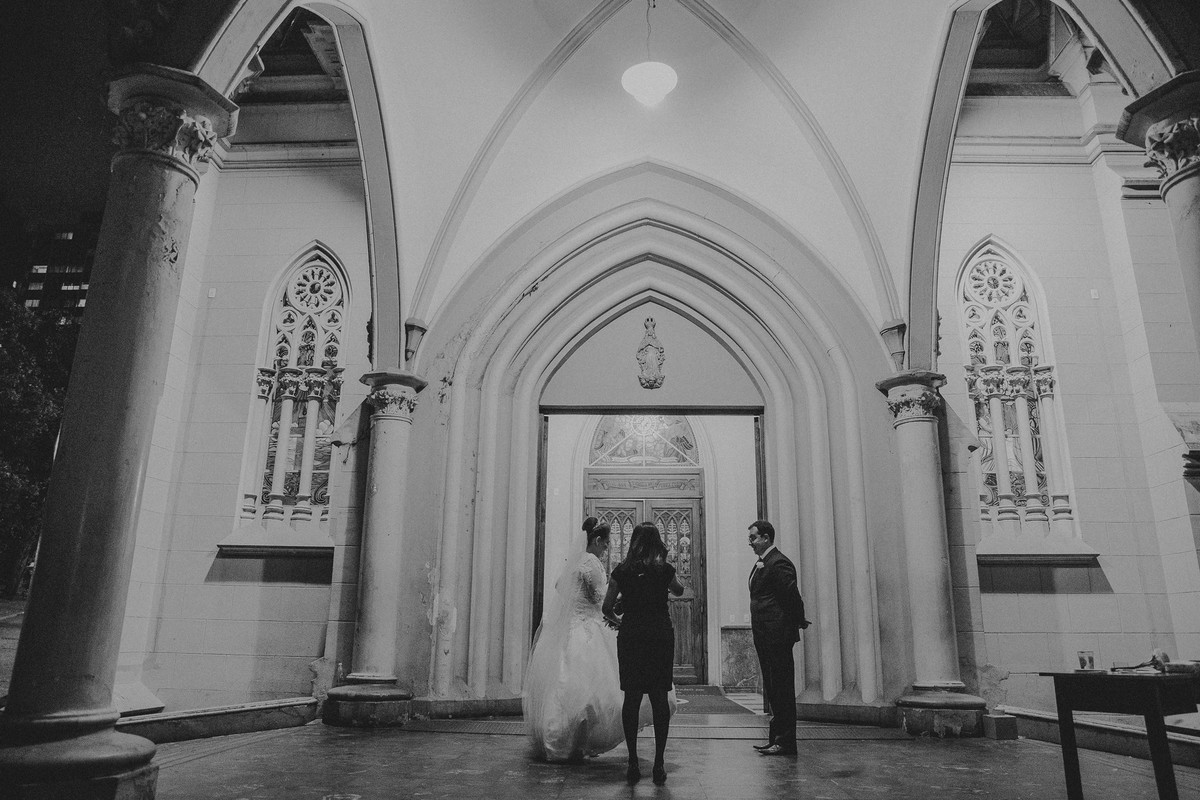 noiva na porta da igreja da boa viagem esperando para entrar para o casamento