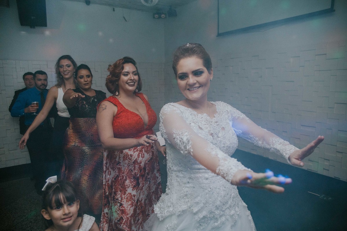 Noiva puxando o trenzinho durante a recepção de casamento no Minas Tenis clube