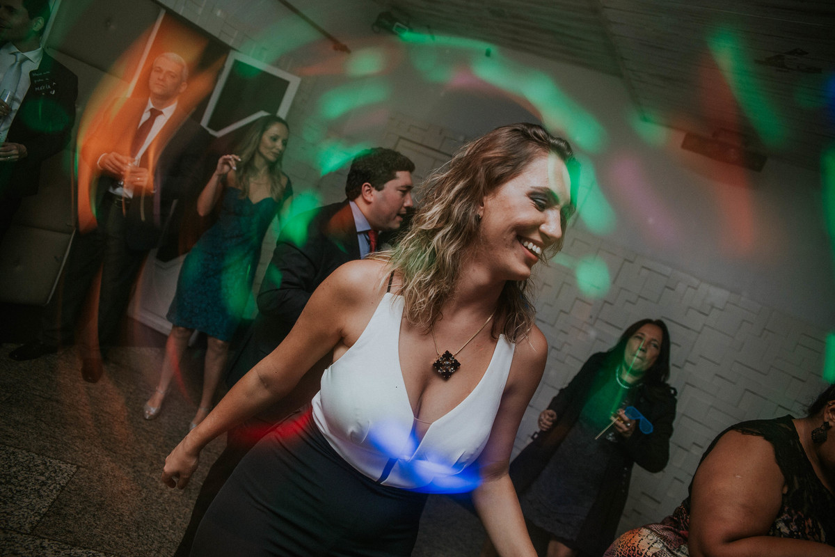 recepção de casamento em que a amiga da noiva está sorrindo e dançando
