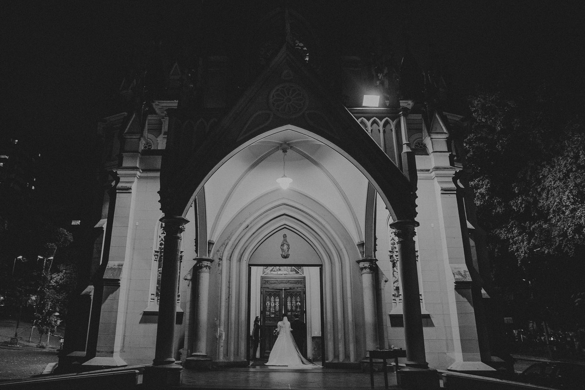 noiva na porta da igreja da boa viagem esperando para entrar para o casamento