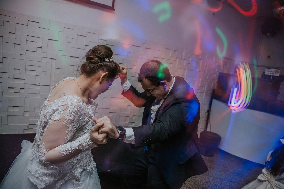 noiva dançando com o irmão durante a recepção de casamento no Minas Tenis Clube