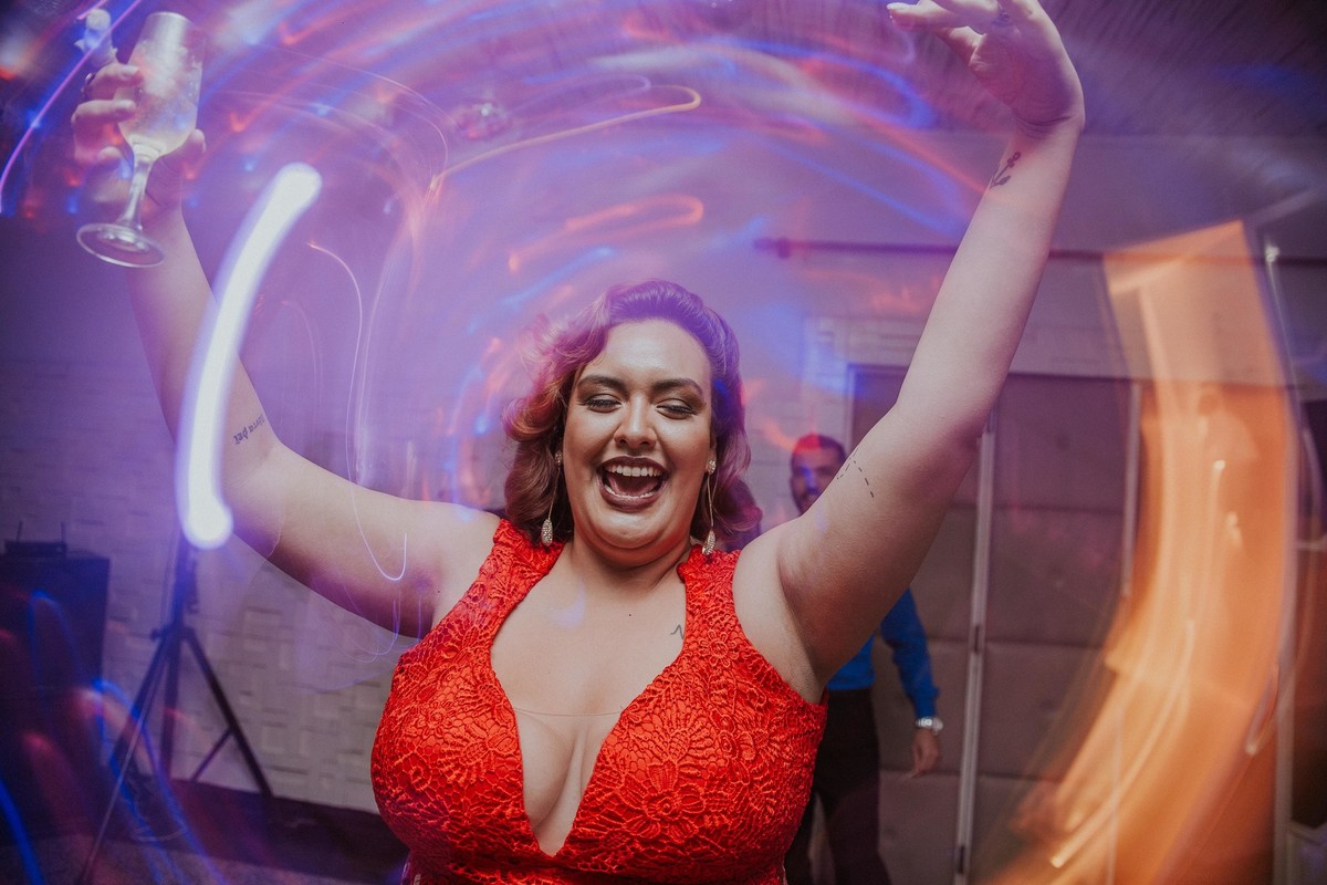 retrato criativo em casamentos que a amiga da noiva está sorrindo e dançando