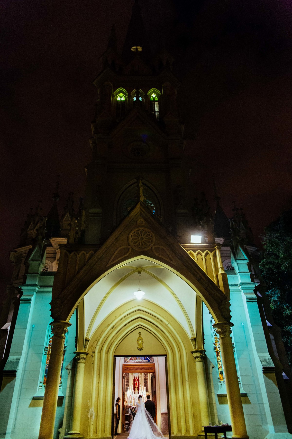 noiva na porta da igreja da boa viagem esperando para entrar para o casamento