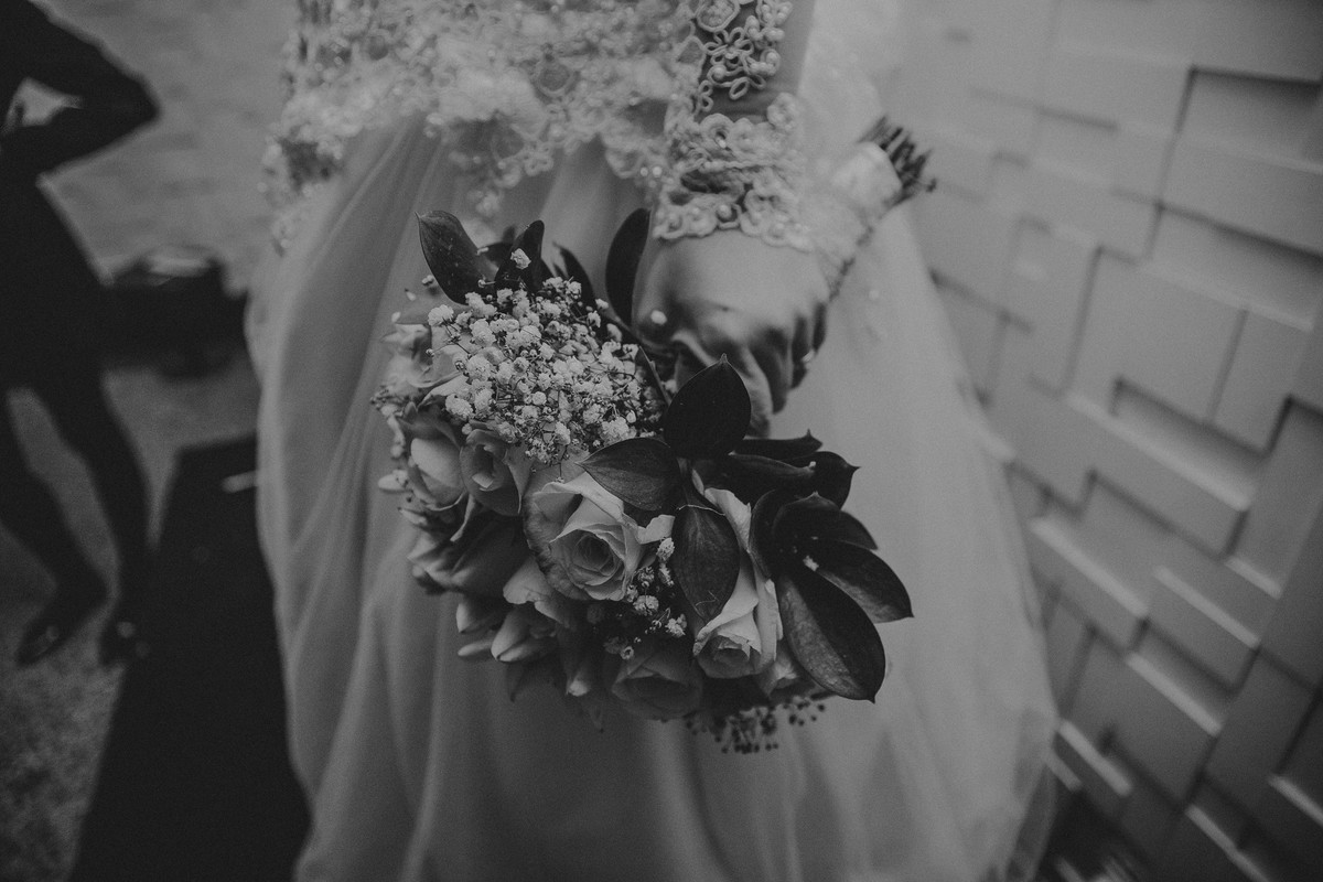 ideia criativa para buque de noiva que esta na mão da noiva