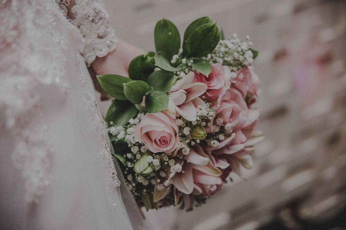 ideia criativa para buque de noiva que esta na mão da noiva