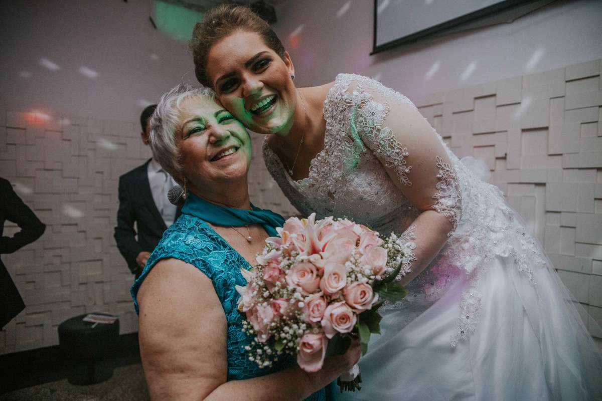 noiva dando o buque de casamento para a mãe