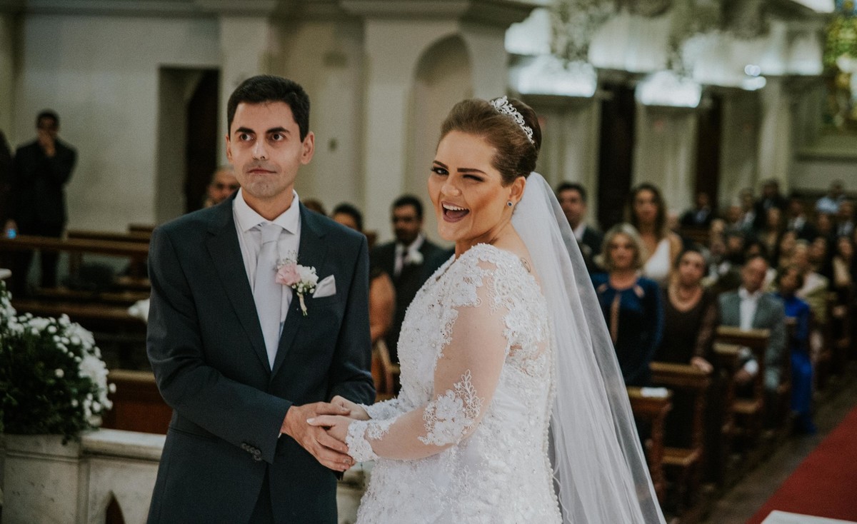 noiva piscando para o fotografo em uma fotografia criativa de casamento