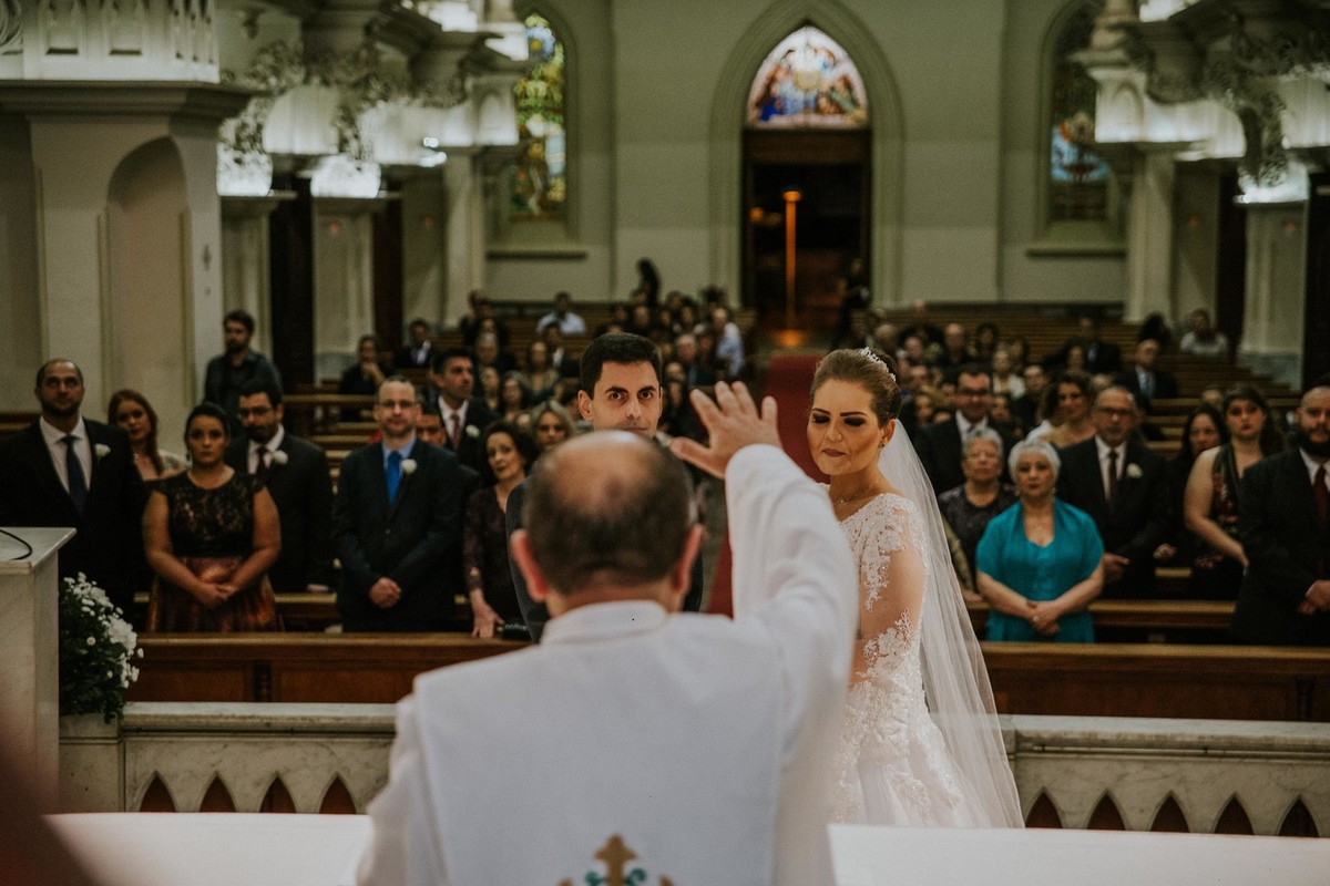 padre abençoando os noivos na igreja da boa viagem