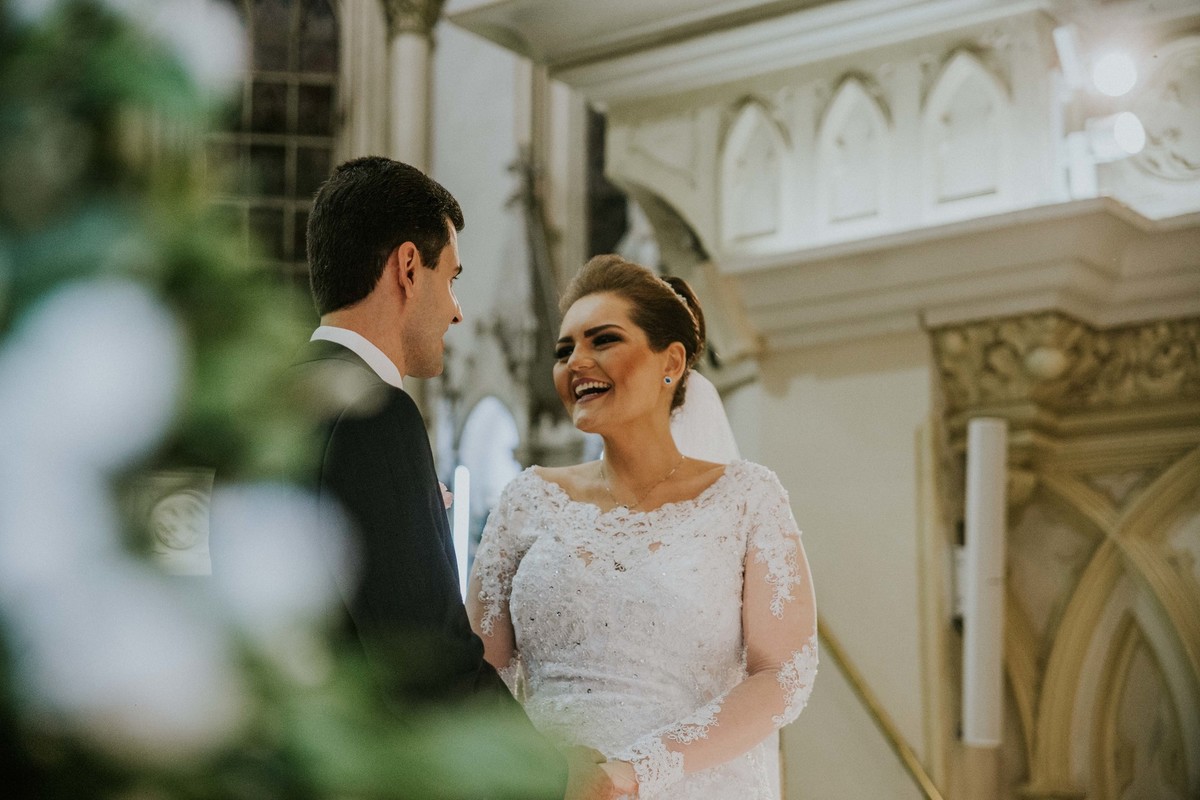 noiva sorrindo para o noivo em uma fotografia espontanea de casamento