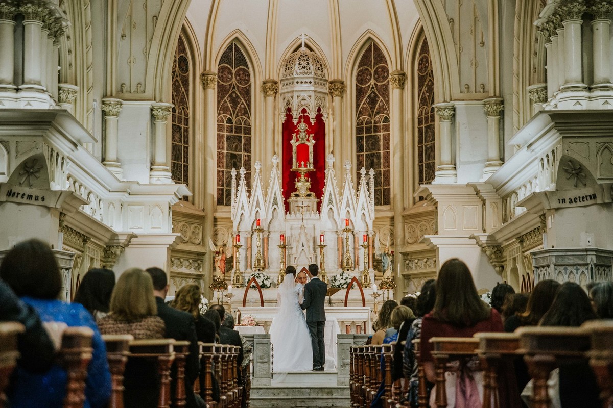 Casamento dentro da igreja da boa viagem em belo horizonte em que os noivos estão no altar