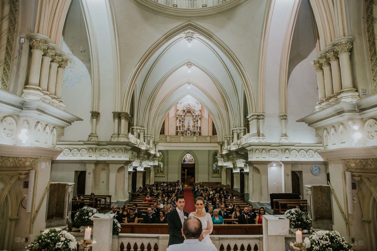 Casamento igreja nossa senhora da boa viagem em que mostra toda a igreja os noivos e convidados