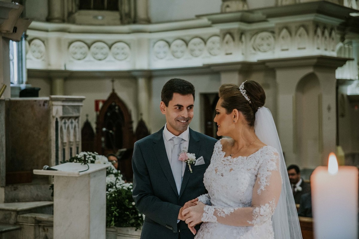 noivos sorrindo um para o outro no altar da igreja da boa viagem