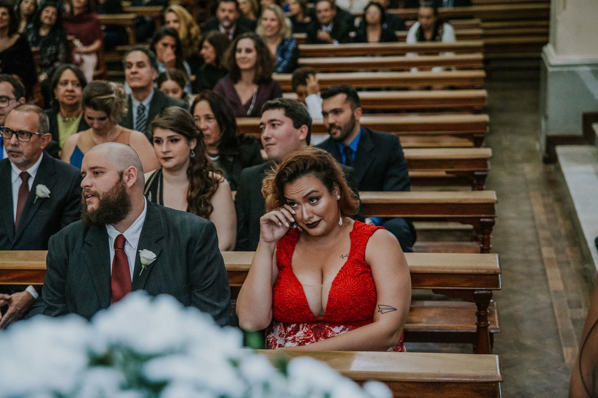 madrinha chorando durante a cerimonia de casamento da amiga