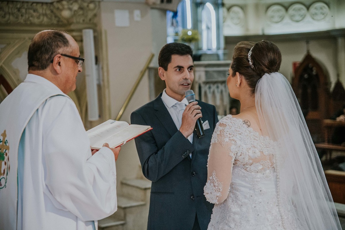 noivo falando seus votos para a noiva