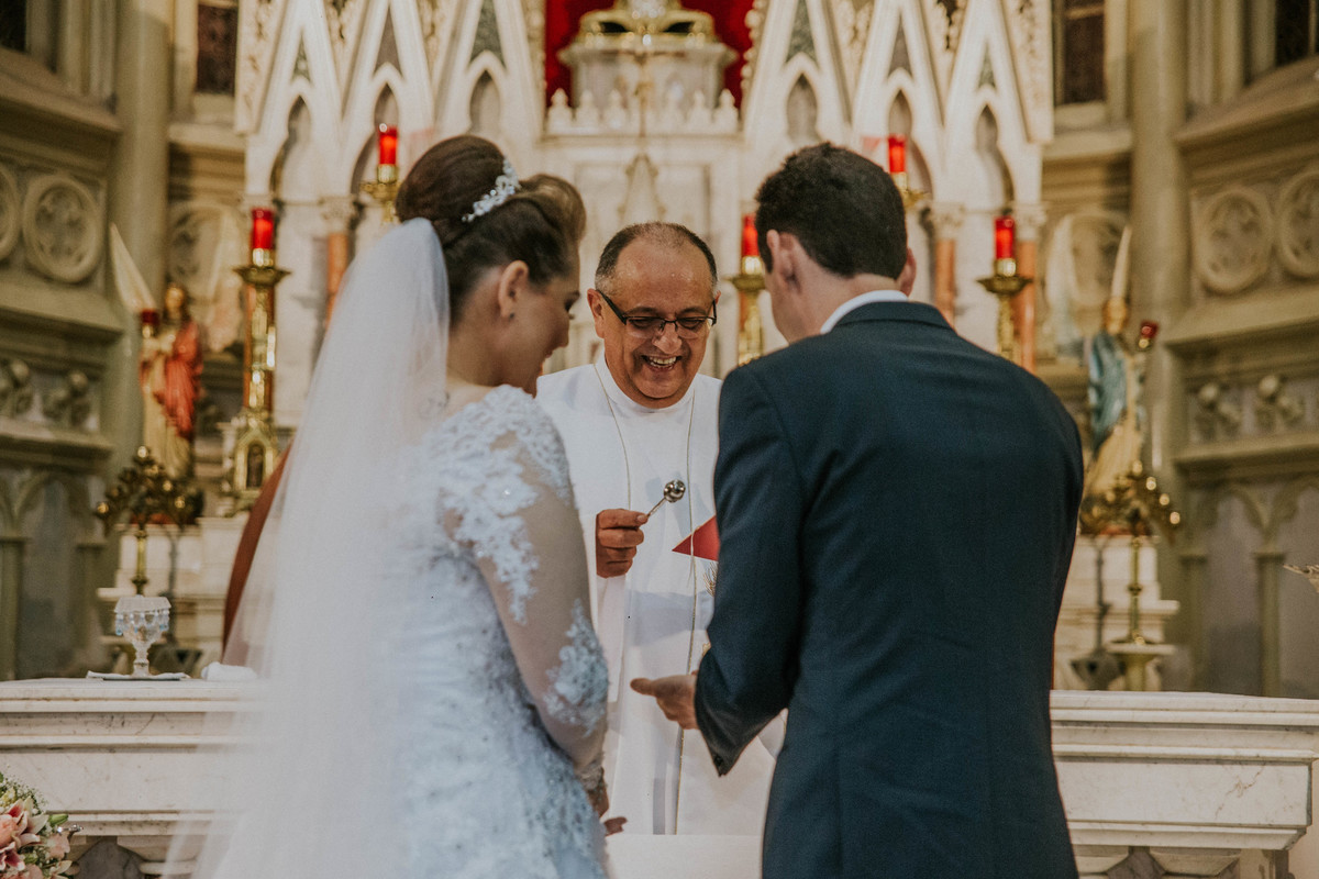 alianças sendo abençoadas pelo padre