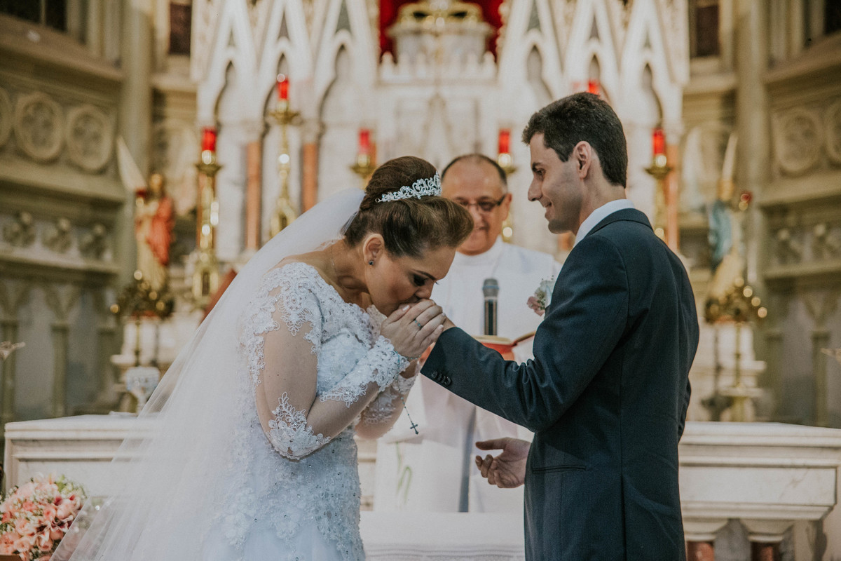 noiva beijando a mão do noivo após a troca de alianças