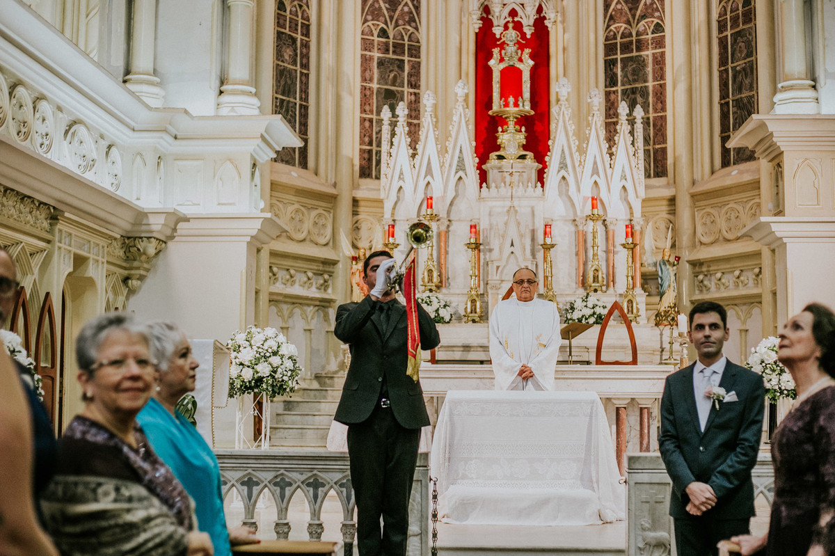 tocando as trombetas com a marcha da noiva