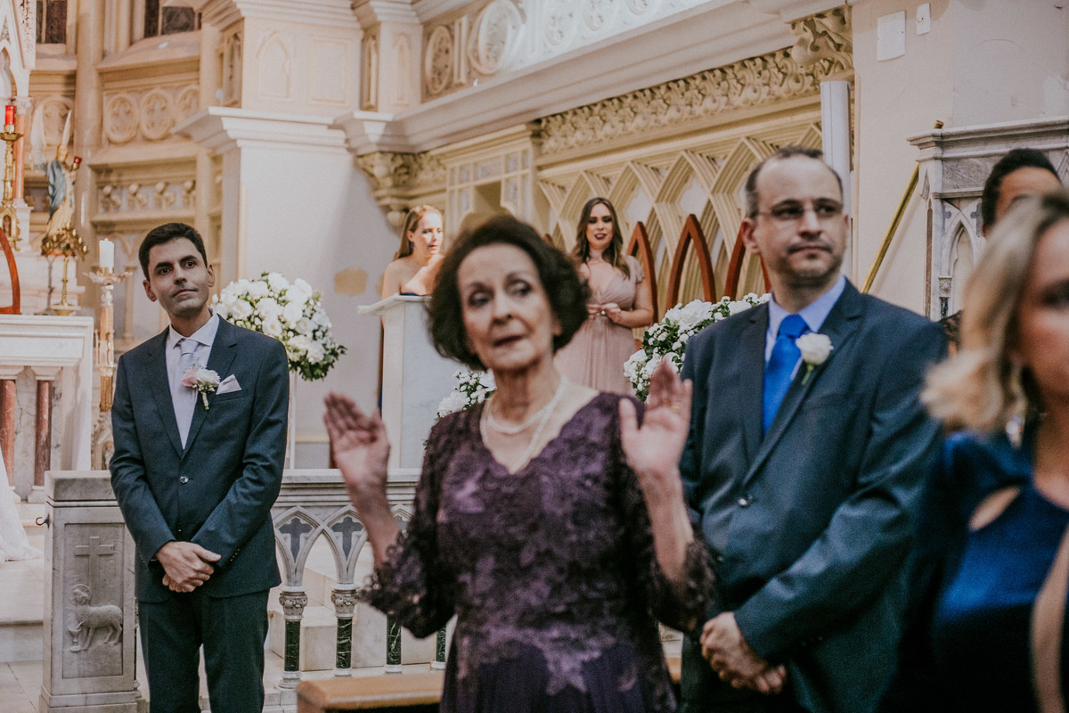 mãe do noivo fazendo uma oração na entrada da noiva na igreja da boa viagem em belo horizonte