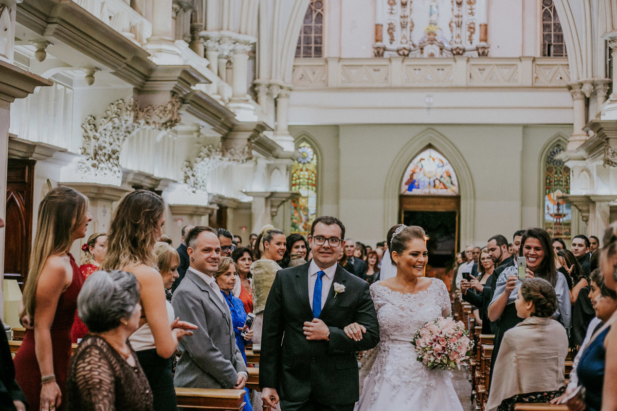 Noiva entrando na Igreja da boa viagem para a sua cerimonia de casamento
