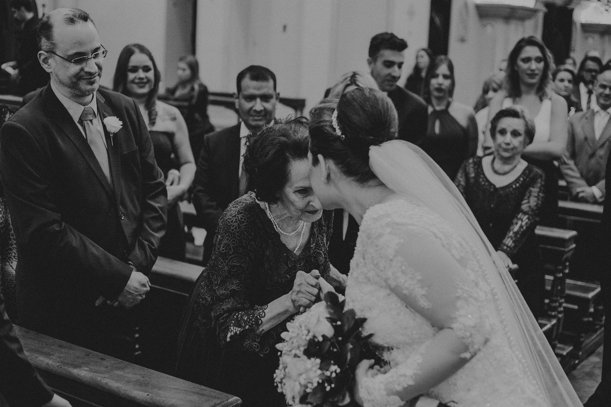 noiva cumprimentando a mãe do noivo e recebendo boas energias