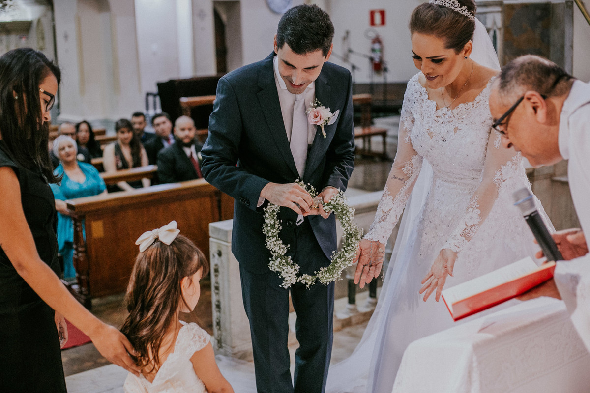 noivos recebendo as alianças no altar