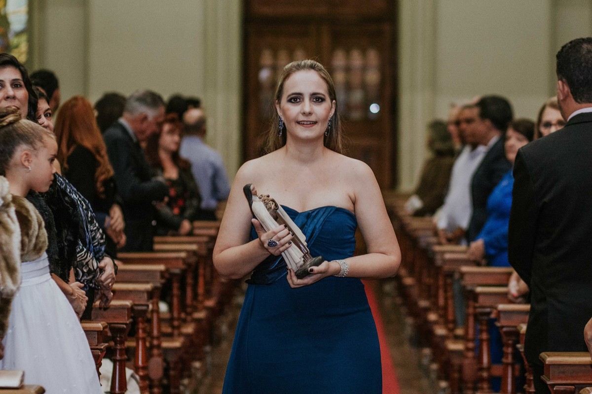 dama de honra trazendo em suas mãos a imagem de nossa senhora da boa viagem