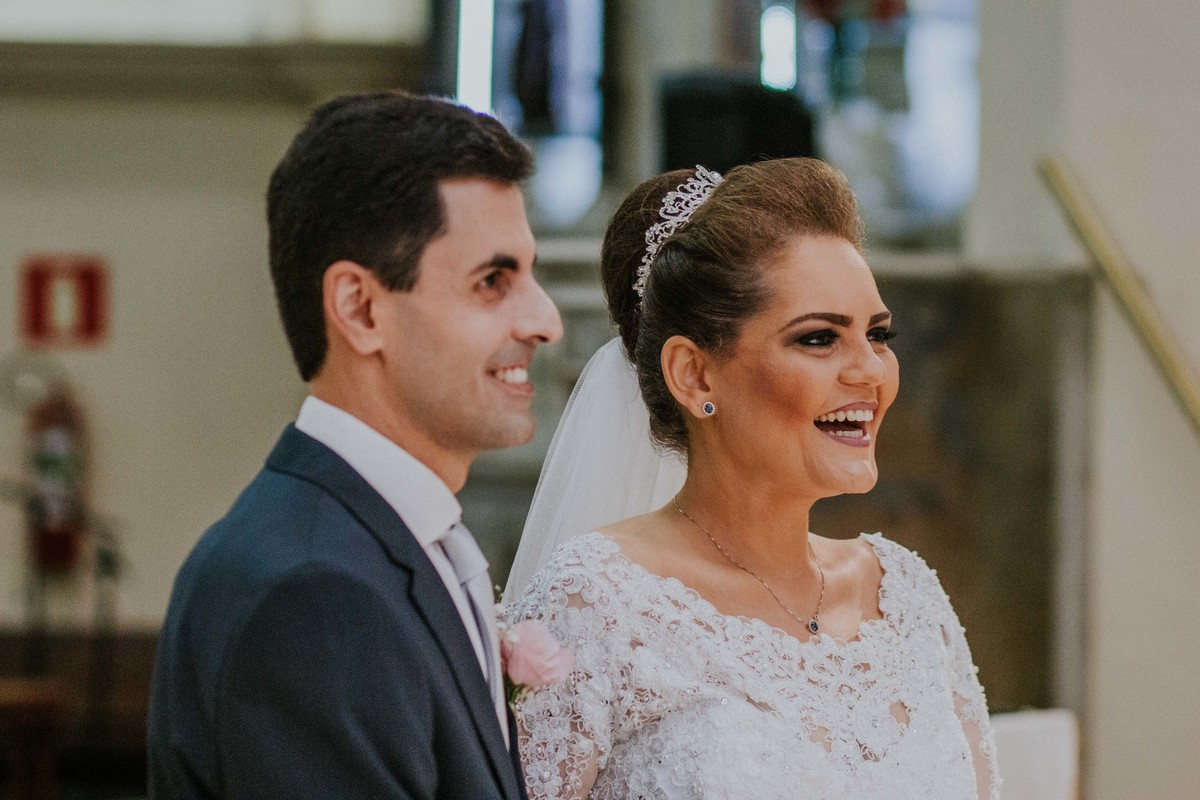 noivos sorrindo no altar em uma fotografia espontanea de casamento