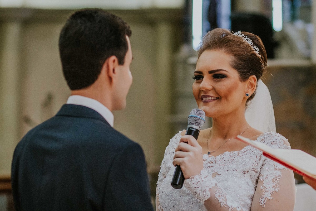 noiva falando os votos para o noivo e sorrindo
