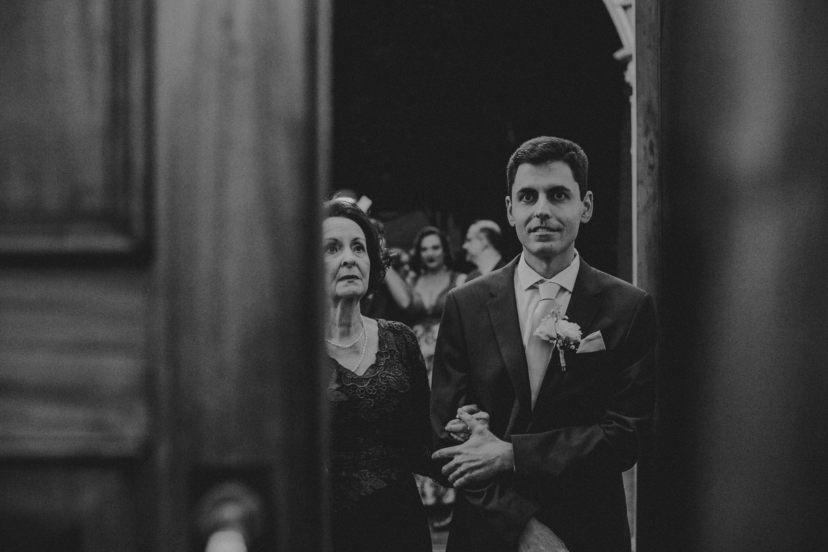 Noivo na porta da igreja da boa viagem esperando para entrar