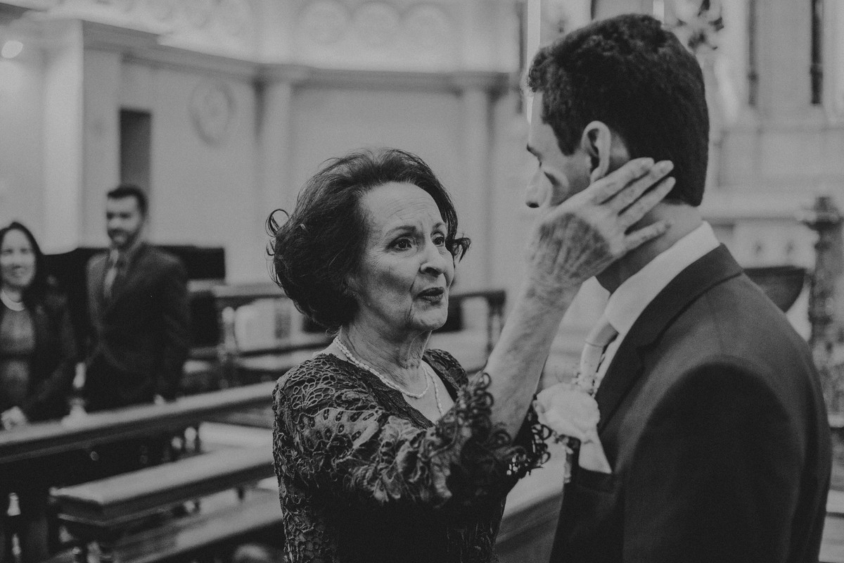 Mãe do noivo dando os ultimos conselhos antes do casamento do filho