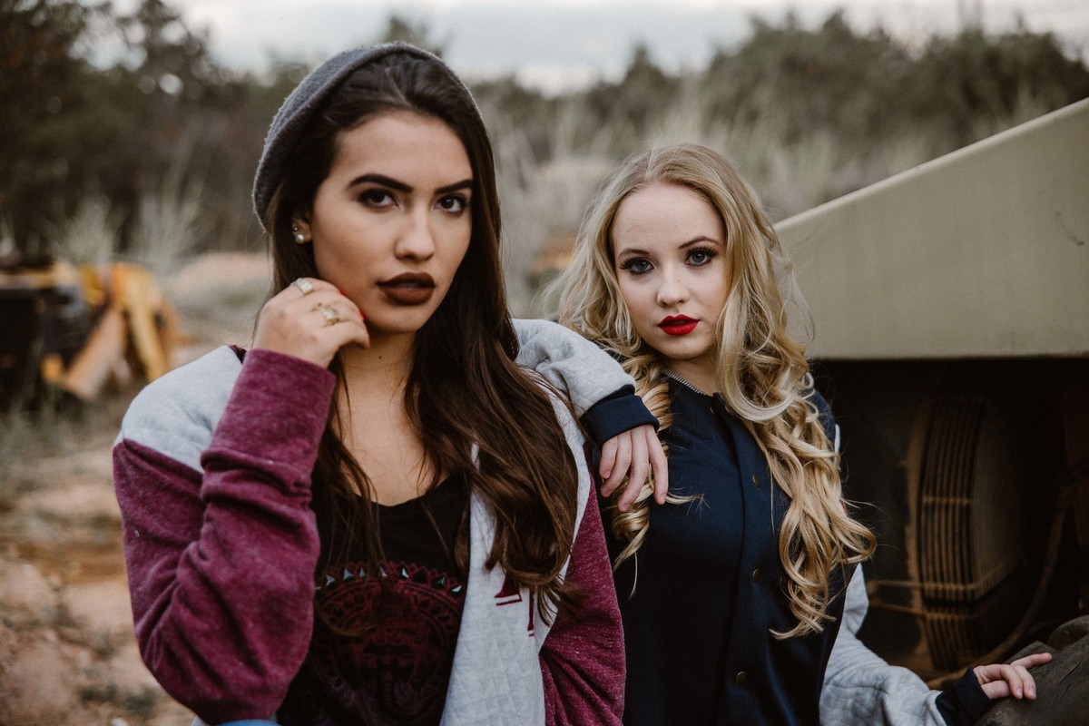 fotografia feminina em que as modelos estão usando roupas street em um local abandonado em betim