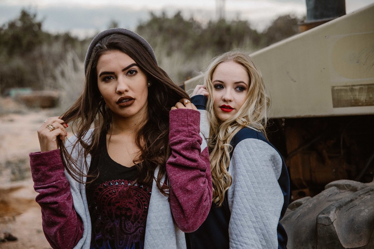 ensaio feminino em local abandonado em que as modelos estão usando roupa street feminina em betim