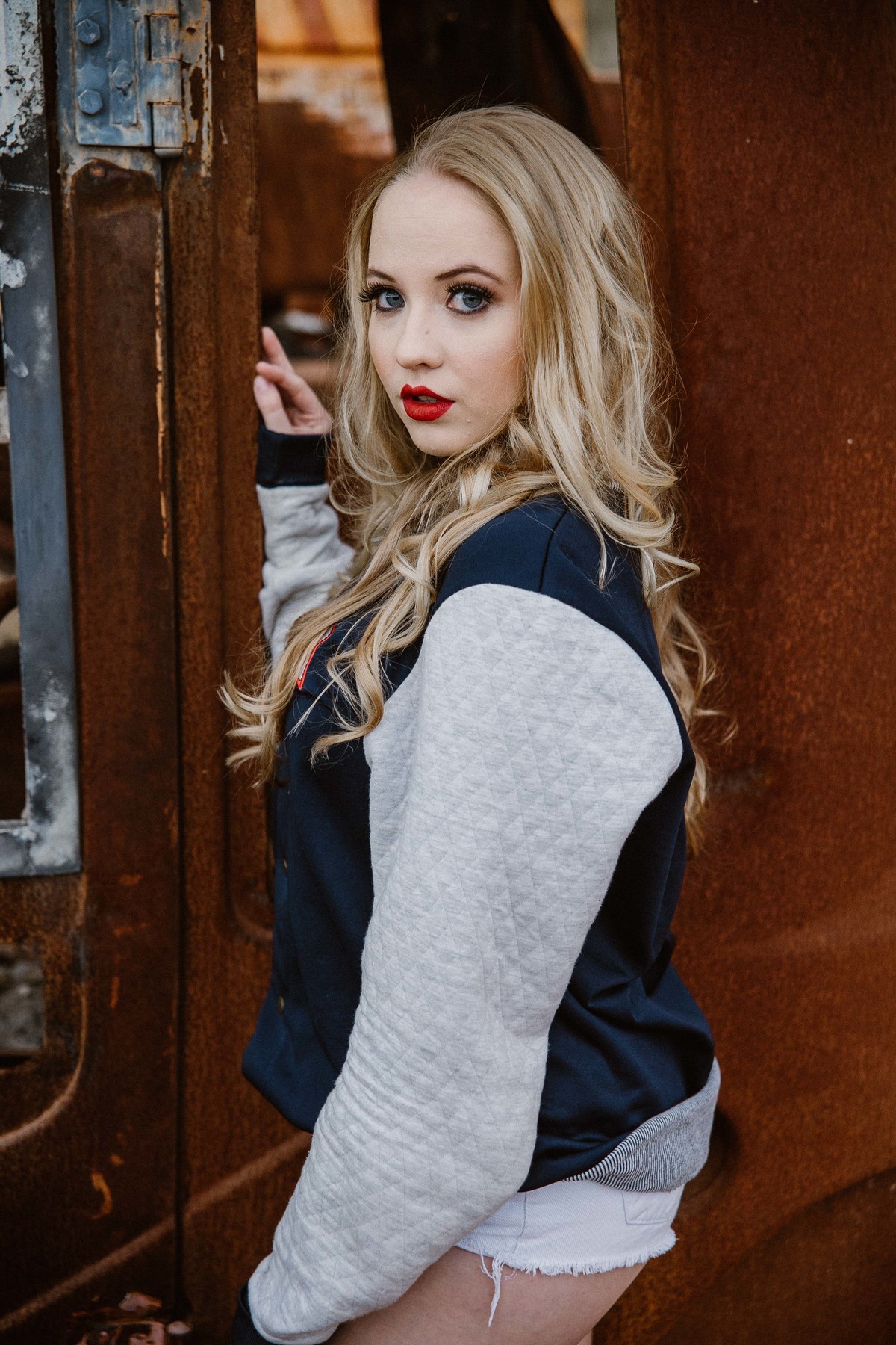 ensaio feminino street em que a modelo está olhando para o fotografo em um local abandonado