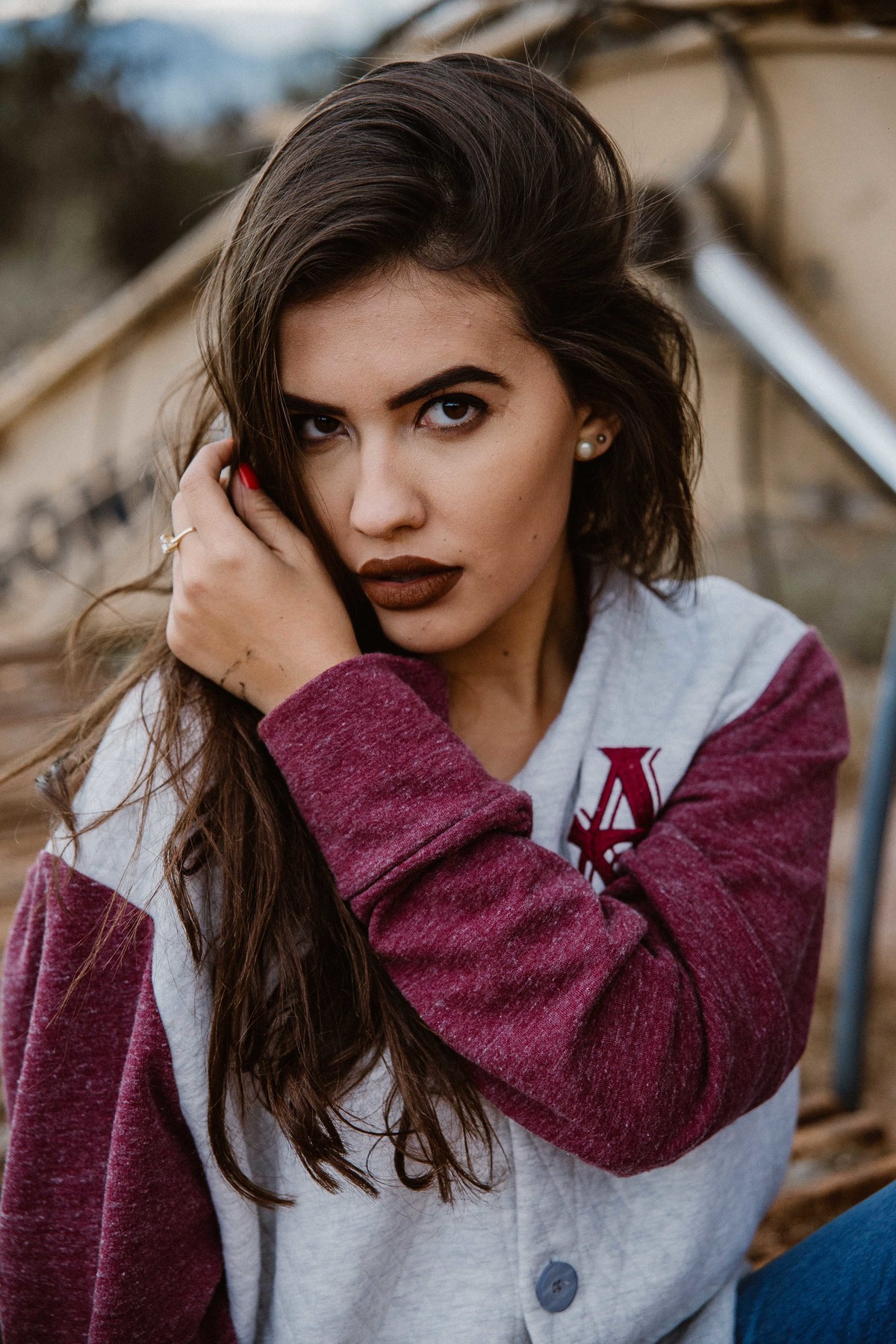 ensaio feminino em local abandonado em betim em que a modelo está olhando para o fotografo