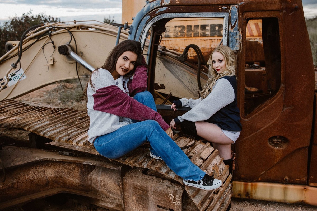 modelos femininas em um ensaio entre amigas em um local abandonado em betim