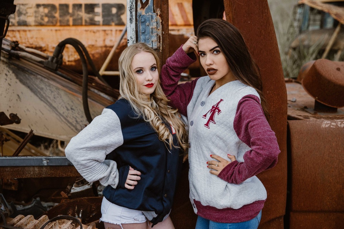 ensaio feminino em betim em que as modelos estão olhando para o fotografo